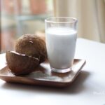 Copo de leite de coco com coco partido