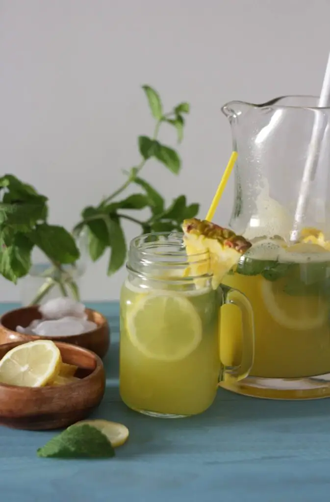 Copo de limonada de abacaxi