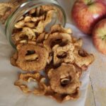 Copo de maçãs fatiadas em chips