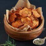 Taça de chips de batata doce
