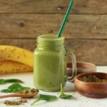 Copo de batido verde