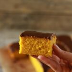 Bolo de cenoura com cobertura de chocolate