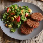 prato com hamburguer de feijão preto
