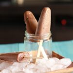 Dois gelado de chocolate numa taça