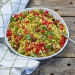 prato com quinoa cozida, romã e frutos secos