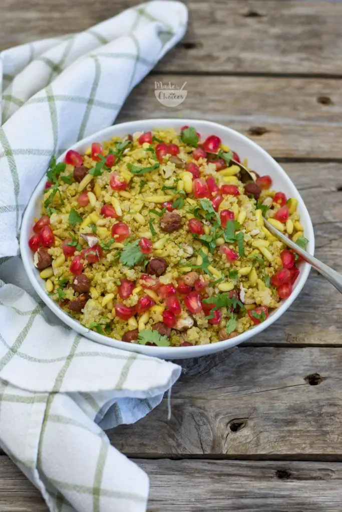 prato com quinoa cozida, romã e frutos secos