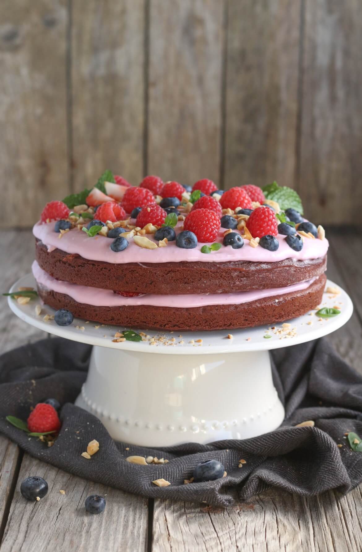 Como fazer bolo de chocolate sem glúten, leite e açúcar refinado