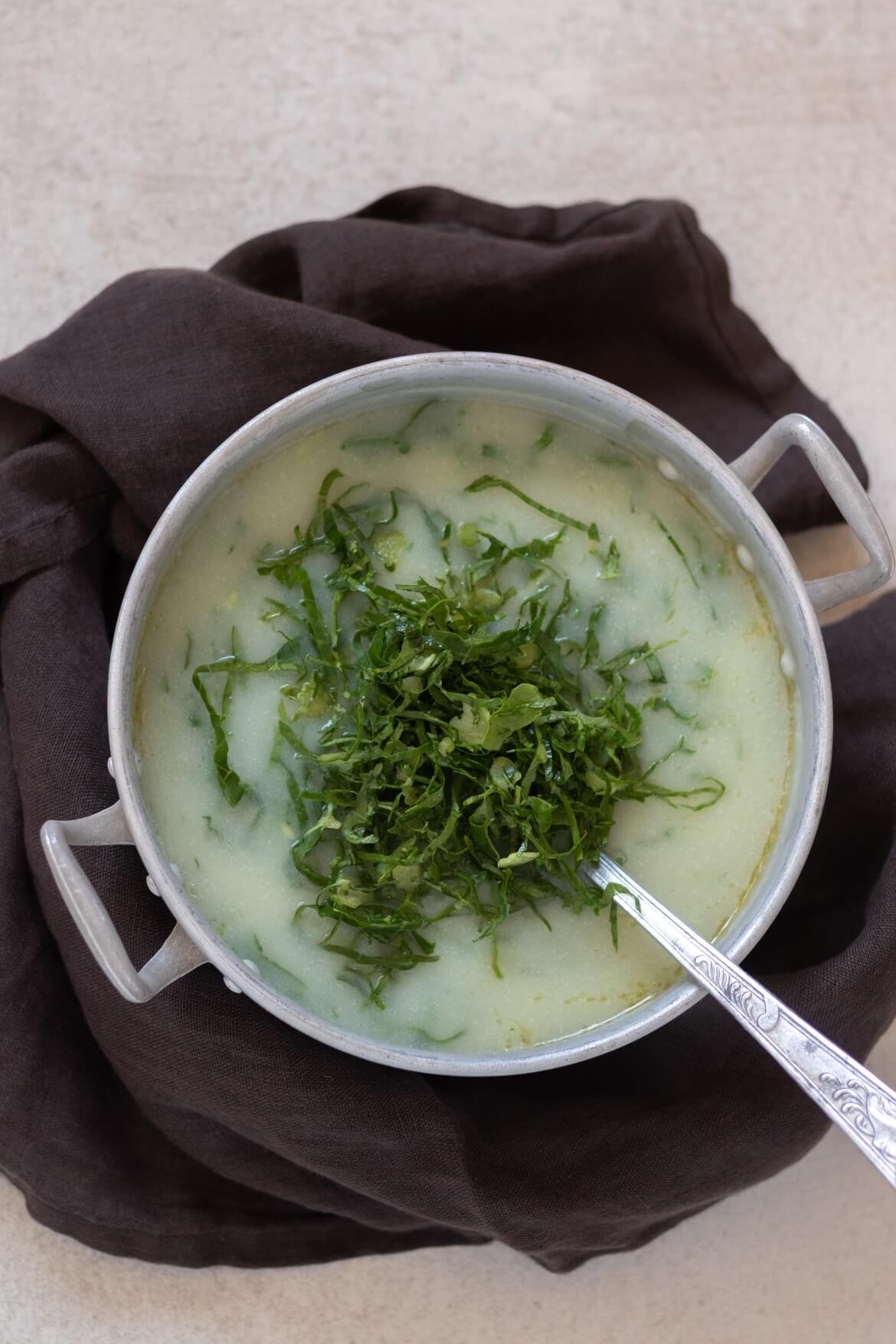 panela com sopa caldo verde