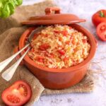 tacho com arroz de tomate cozido