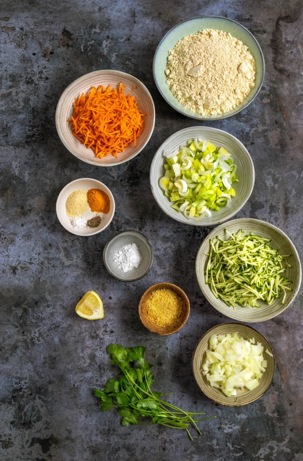 Ingredientes dispostos para fazer pataniscas de legumes