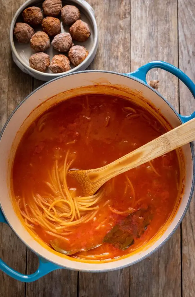 Tacho com molho de tomate, esparguete e almôndegas