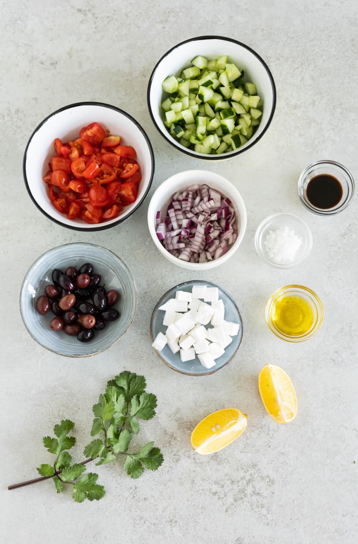 ingredientes em taças para fazer salada mediterrânea