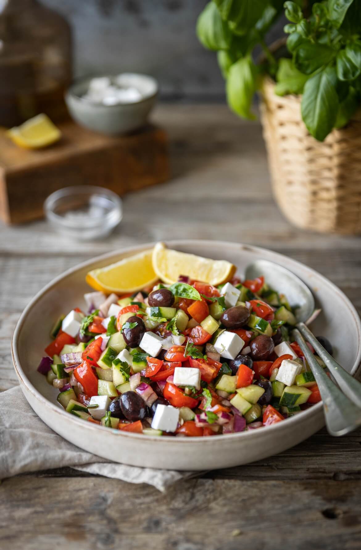 Taça com salada mediterrânea, tomate, feta vegan, pepino, cebola roxa e azeitonas