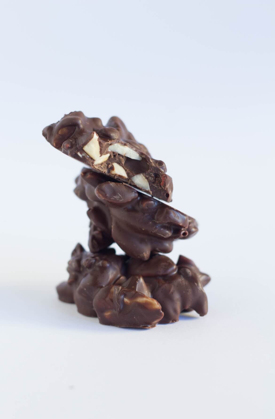 clusters de chocolate com amêndoas empilhados