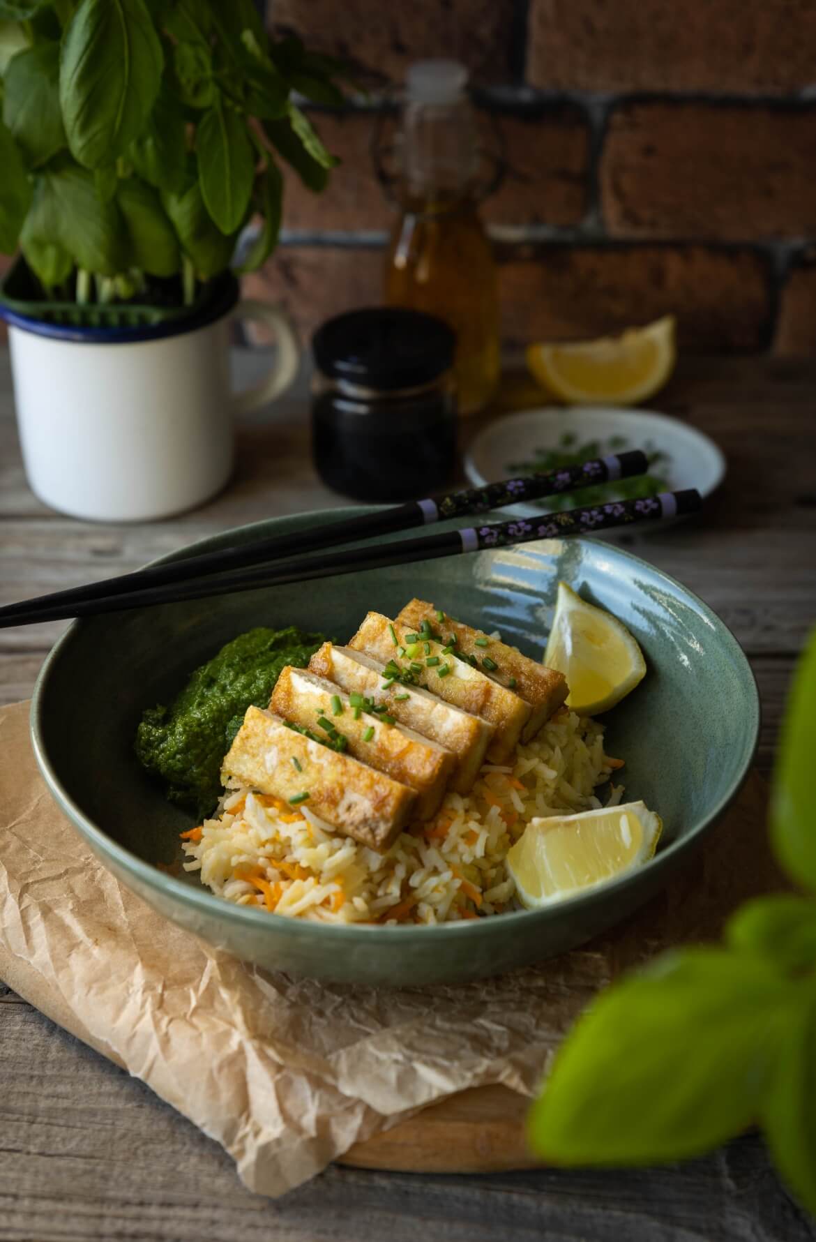 Taça com arroz de cenoura e bifes de tofu cortados