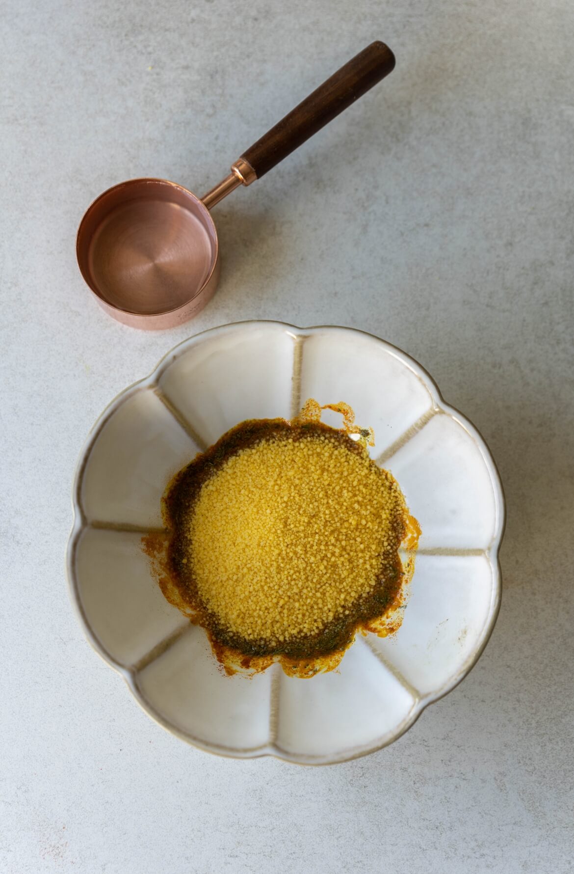Misturar cuscuz com base aromática