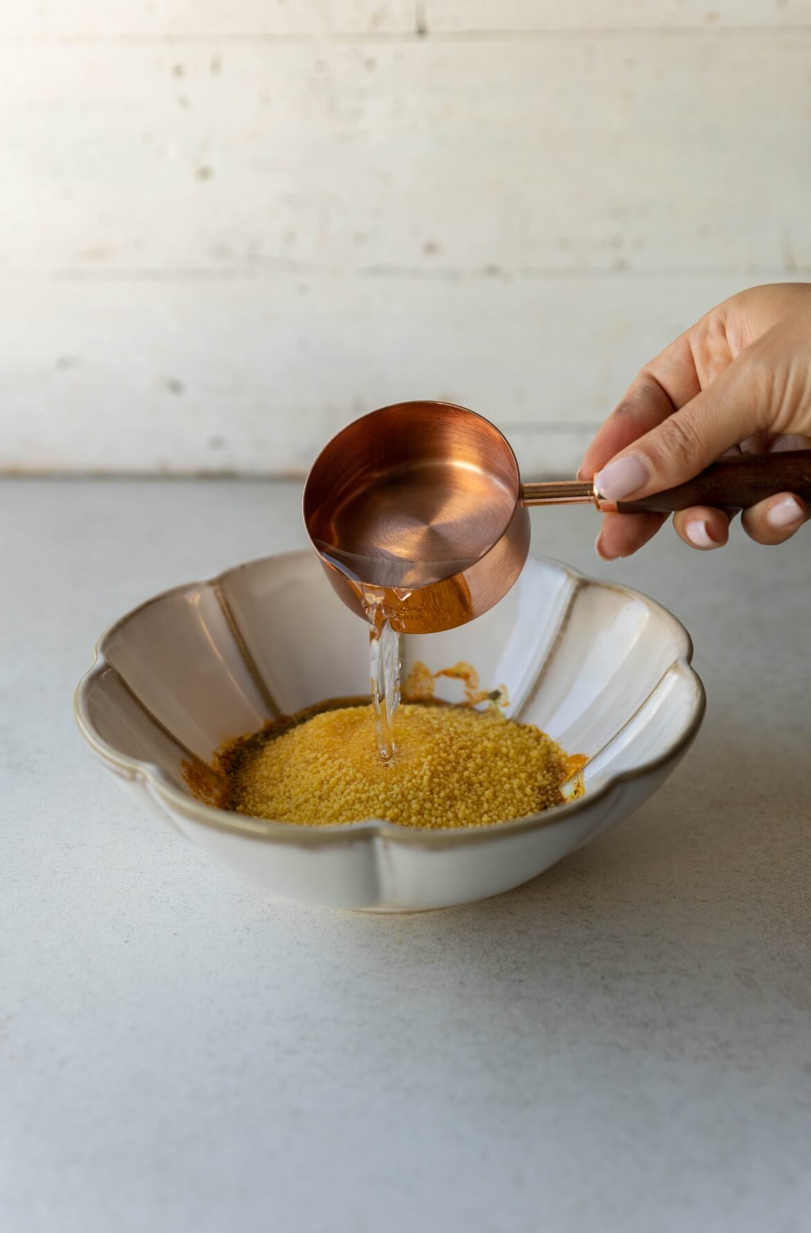 Hidratar cuscuz com água quente